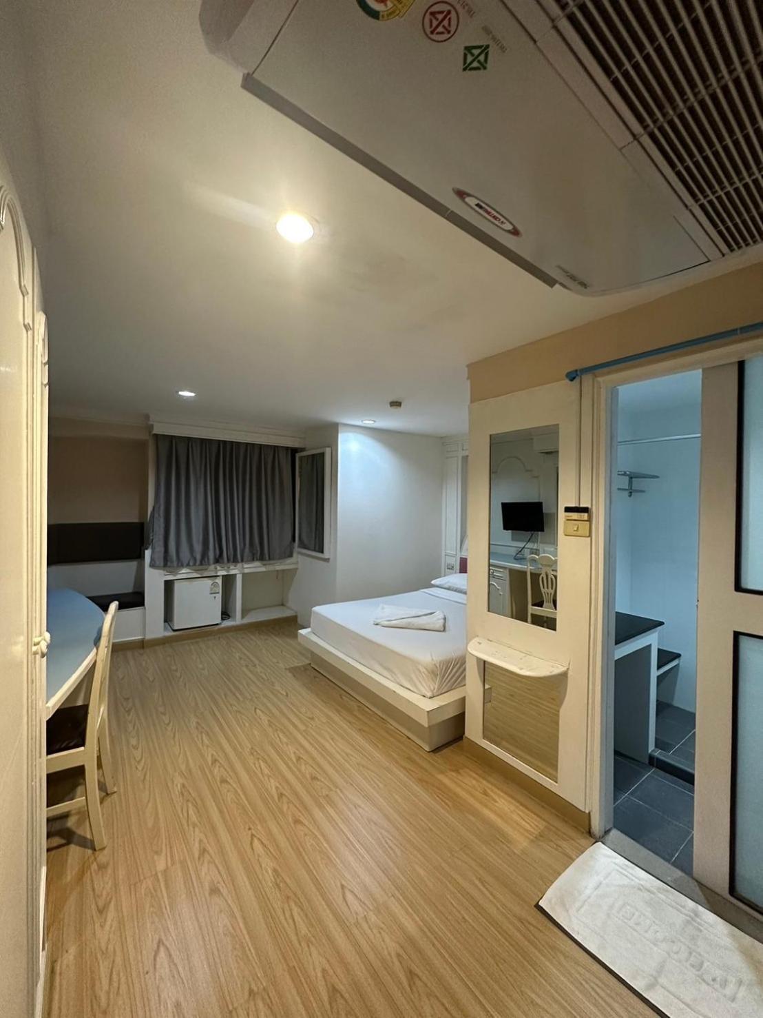 Royal Garden Home Hotel Bangkok Buitenkant foto