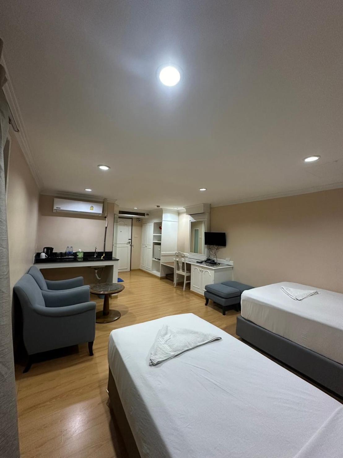 Royal Garden Home Hotel Bangkok Buitenkant foto