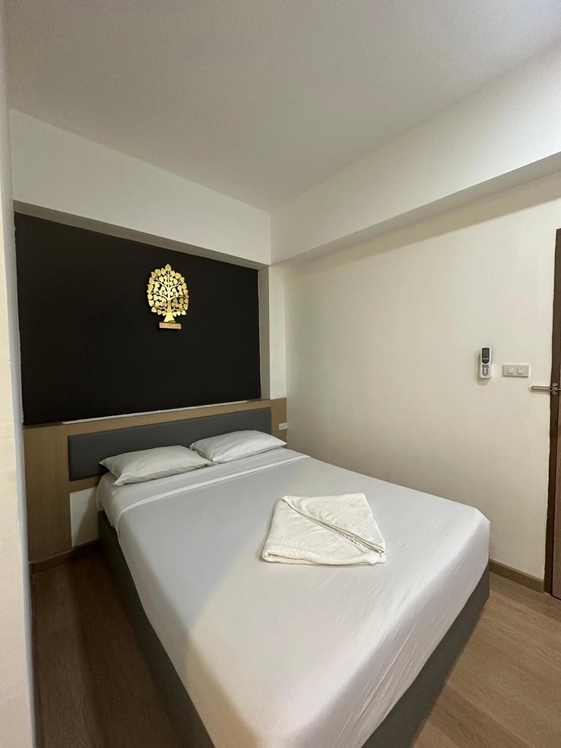 Royal Garden Home Hotel Bangkok Buitenkant foto