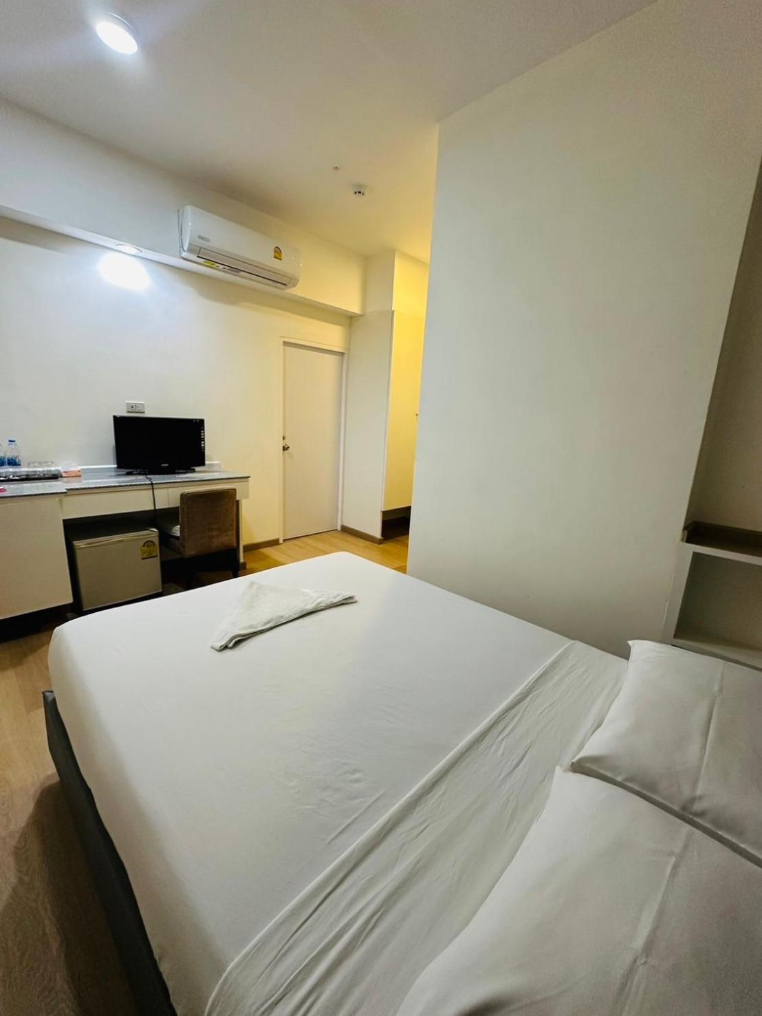 Royal Garden Home Hotel Bangkok Buitenkant foto