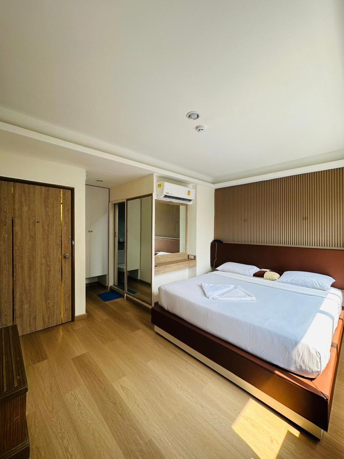 Royal Garden Home Hotel Bangkok Buitenkant foto