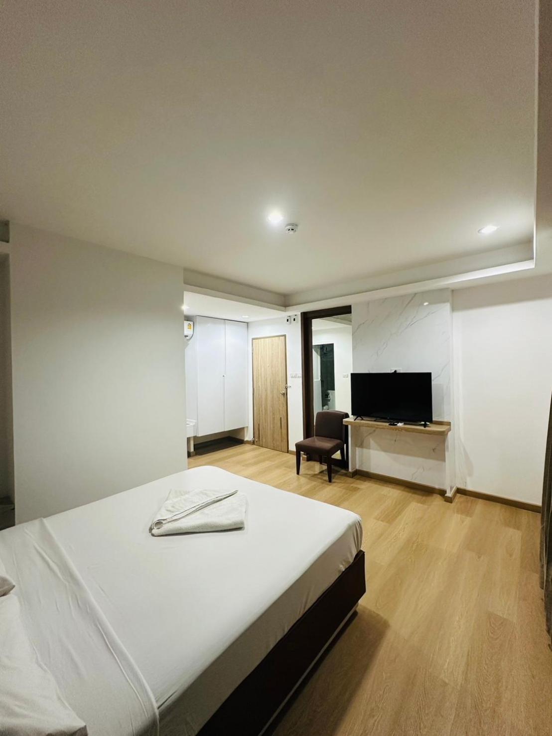 Royal Garden Home Hotel Bangkok Buitenkant foto