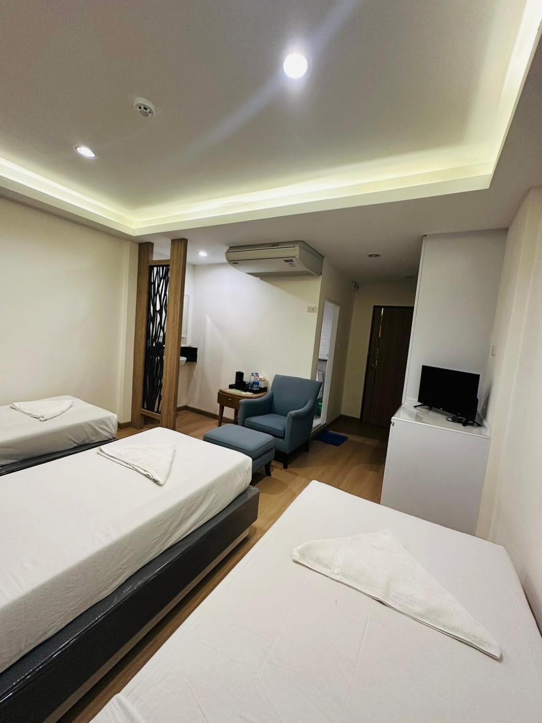 Royal Garden Home Hotel Bangkok Buitenkant foto