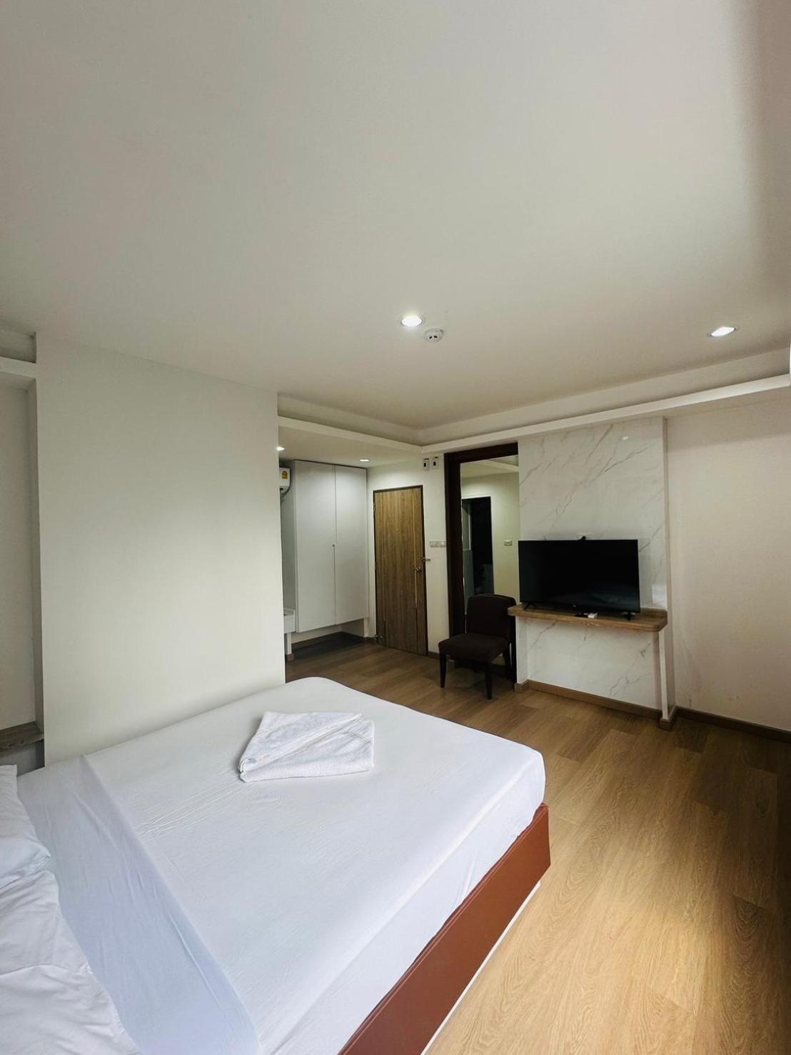 Royal Garden Home Hotel Bangkok Buitenkant foto