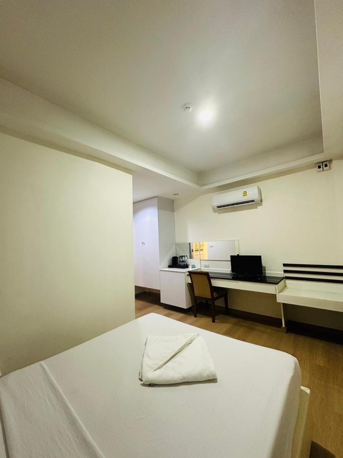 Royal Garden Home Hotel Bangkok Buitenkant foto