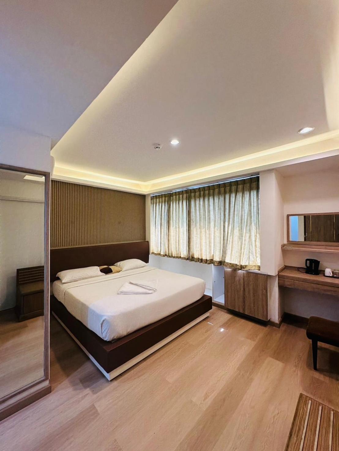 Royal Garden Home Hotel Bangkok Buitenkant foto