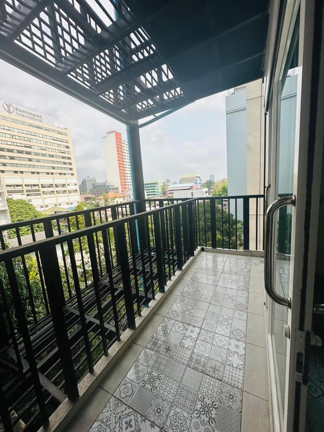 Royal Garden Home Hotel Bangkok Buitenkant foto